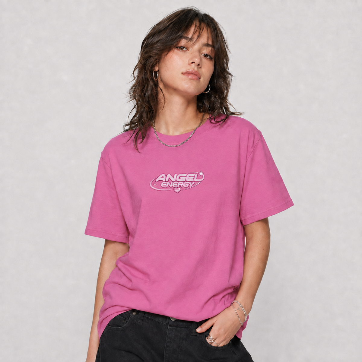 Vrouw in roze Angel Energy T-shirt met retro Y2K-design