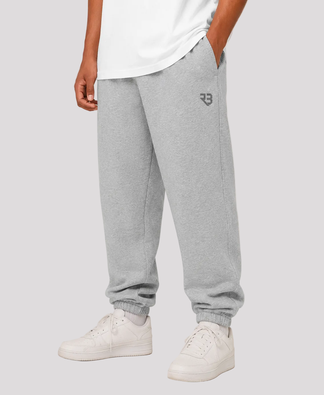 Lichtgrijze baggy fitness joggers met RB-logo gedragen met witte sneakers