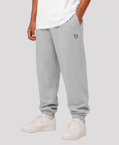 Lichtgrijze baggy fitness joggers met RB-logo gedragen met witte sneakers